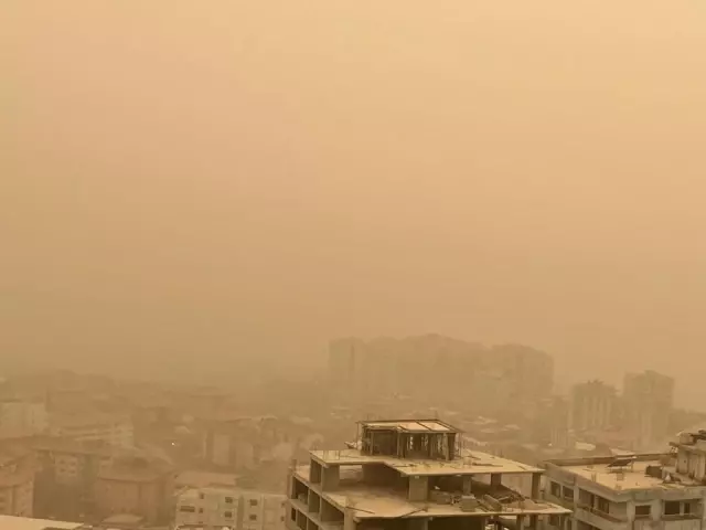 Suriye'den gelen toz fırtınası hayatı olumsuz etkiliyor Suriye'den gelen toz fırtınası hayatı olumsuz etkiliyor