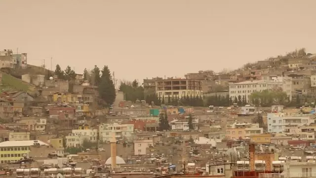 Suriye'den gelen toz fırtınası hayatı olumsuz etkiliyor Suriye'den gelen toz fırtınası hayatı olumsuz etkiliyor