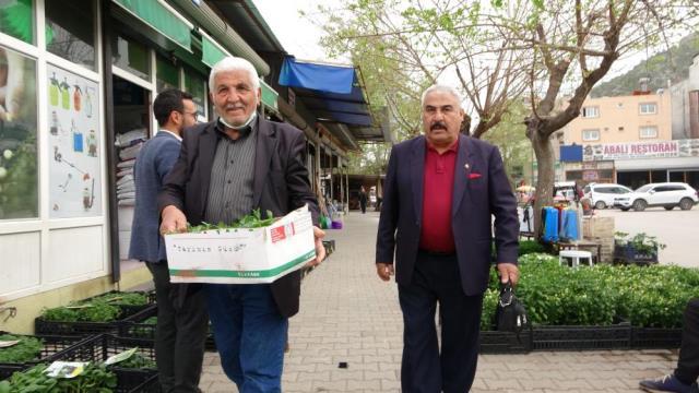 Vatandaşın artan talebi onlara yaradı! Tanesi 1,5 liradan günde 10 bin adet fide satıyorlar