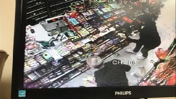 Beyoğlu'nda kapkaça uğrayan kadınlar marketi birbirine kattı