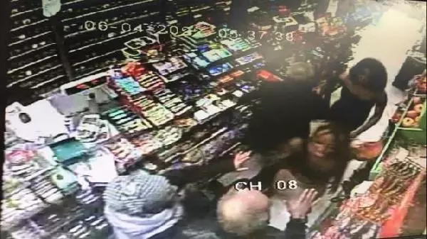 Beyoğlu'nda kapkaça uğrayan kadınlar marketi birbirine kattı