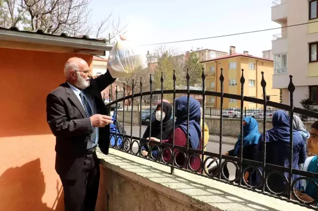 Bu bakkalda para geçmiyor, gelen kimse boş çevrilmiyor Bu bakkalda para geçmiyor, gelen kimse boş çevrilmiyor