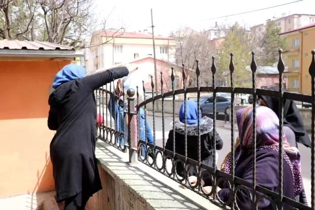 Bu bakkalda para geçmiyor, gelen kimse boş çevrilmiyor Bu bakkalda para geçmiyor, gelen kimse boş çevrilmiyor