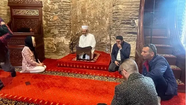 Ezandan etkilendi, Müslüman oldu