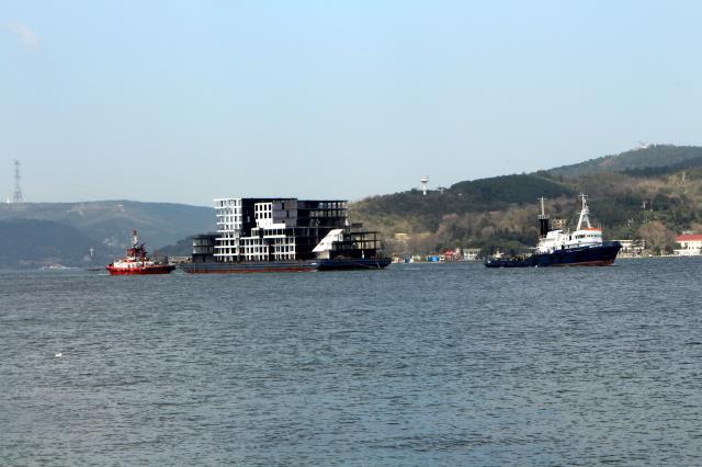 İstanbul Boğazı'ndan '8 katlı apartman' geçti! Vatandaşlar o anları şaşkınlık içinde izledi