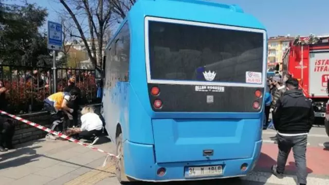 Kadıköy'de minibüs kaldırıma çıktı; 2 kişi yaralandı Kadıköy'de minibüs kaldırıma çıktı; 2 kişi yaralandı