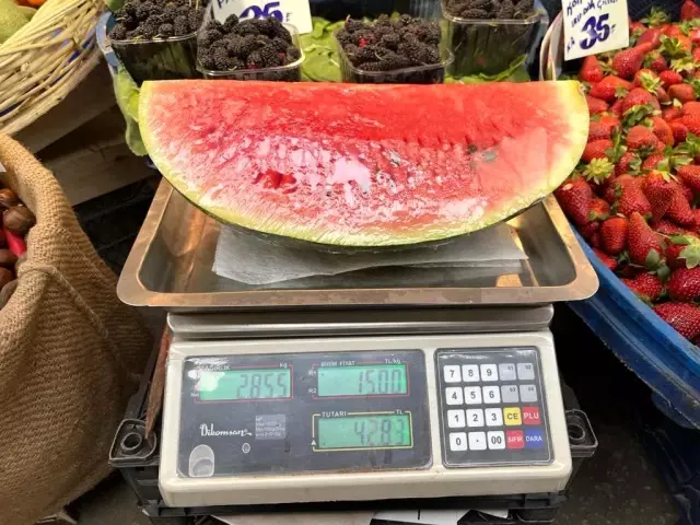 Fiyatı dudak uçuklatan karpuz, dilimle satılmaya başlandı