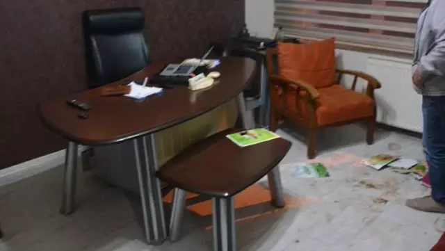 MHP'den istifa eden Sedat Kılınç katıldığı televizyon programında sunucuyla birlikte saldırıya uğradı MHP'den istifa eden Sedat Kılınç katıldığı televizyon programında sunucuyla birlikte saldırıya uğradı