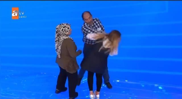 Müge Anlı'da 3 çocuk babası evli adama kaçan kızını ikna edemeyen babanın tokadı stüdyoyu buz kestirdi