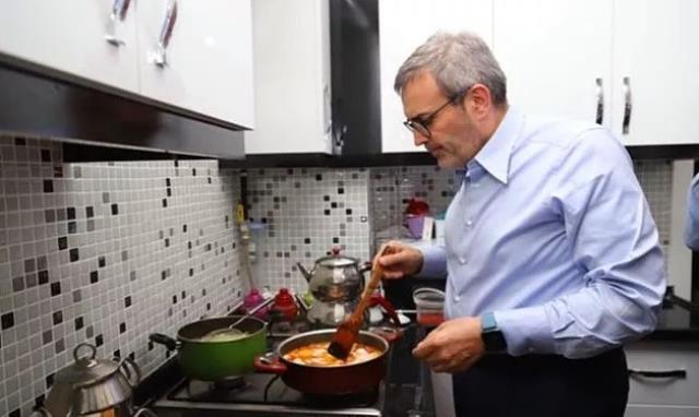 Öğrenci evinde mutfağa giren AK Partili Mahir Ünal: Menemenin içine sucuk katmışlar, az önce şikayet etmiyorlar mıydı?