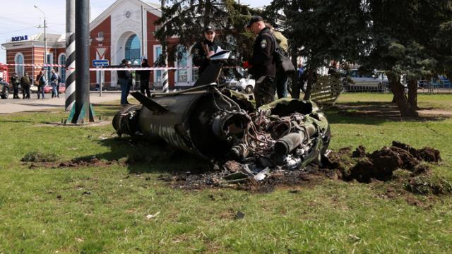 Rus ordusunun tahliye istasyonunu bombaladığı füzenin üzerine 'çocuklar için' yazdığı iddia edildi Rus ordusunun tahliye istasyonunu bombaladığı füzenin üzerine 'çocuklar için' yazdığı iddia edildi