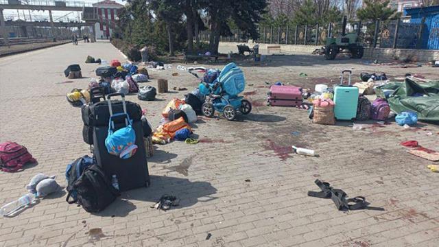 Rus ordusunun tahliye istasyonunu bombaladığı füzenin üzerine 'çocuklar için' yazdığı iddia edildi Rus ordusunun tahliye istasyonunu bombaladığı füzenin üzerine 'çocuklar için' yazdığı iddia edildi