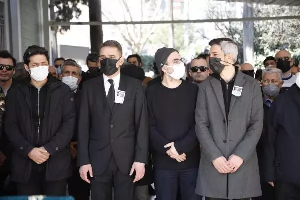 Şarkıcı Koray Candemir'in annesi son yolculuğuna uğurlandı Şarkıcı Koray Candemir'in annesi son yolculuğuna uğurlandı