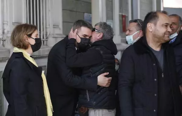 Şarkıcı Koray Candemir'in annesi son yolculuğuna uğurlandı Şarkıcı Koray Candemir'in annesi son yolculuğuna uğurlandı