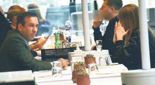 Süper Lig ekibinin evli başkanı bir kadınla yakalandı! Panikle muhabire teklifte bulundu