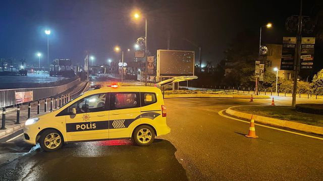 Tuzla Piyade Okulu'nda yangın paniği! Mühimmat deposundaki patlamalar sonrası alevler etrafı sardı