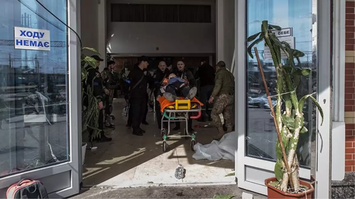 Ukrayna'daki tren garı saldırısında bilanço artıyor! 5'i çocuk 52 ölü var, doktorlar yaralılara yetişemiyor