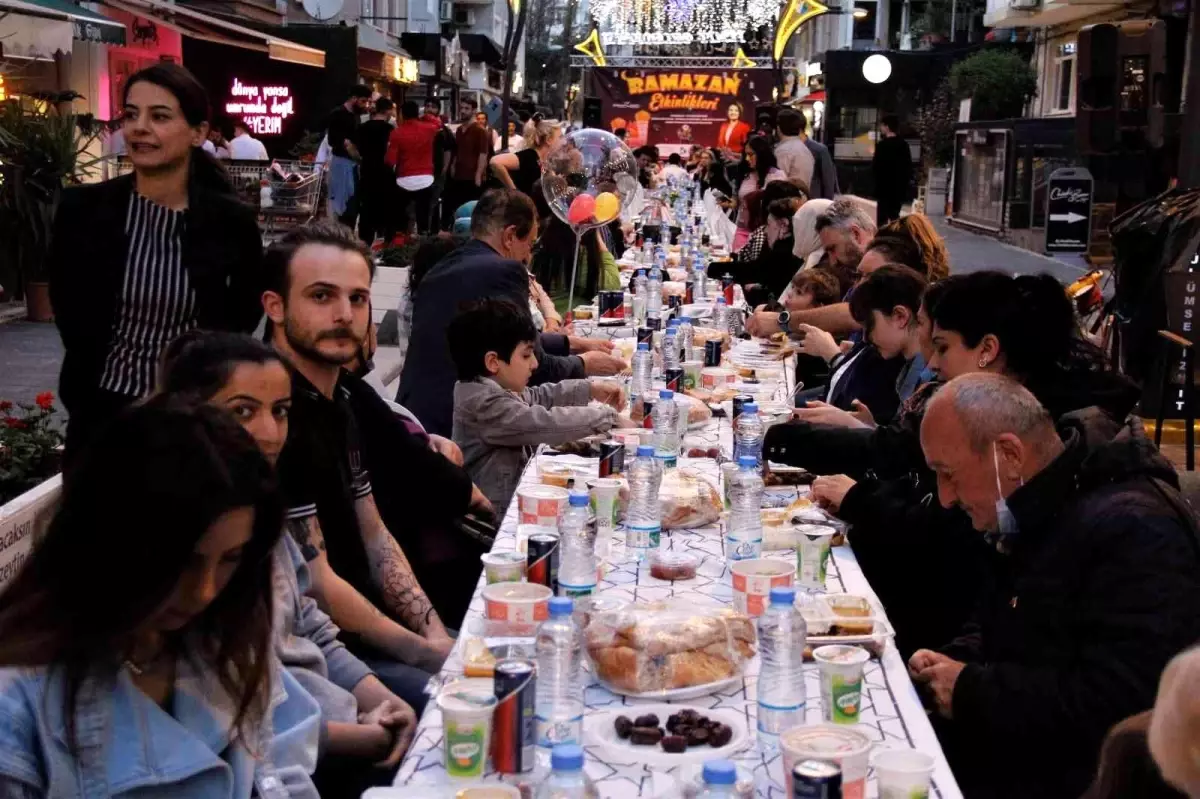Bu sokakta 6 yıldır iftar sofrası imece usulü kuruluyor