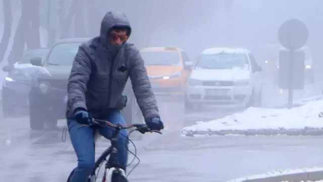 Erzurum bahar ortasında kışı yaşadı! Gece lapa lapa kar yağdı, sabah sis bastırdı
