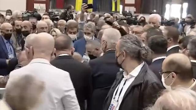 Fenerbahçe Divanı'nda korkutan anlar! Ali Koç üyeyi görünce yerinden fırladı