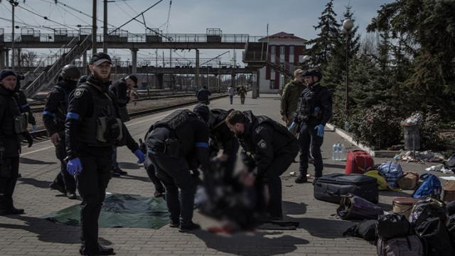 Gar katliamı bardağı taşırdı! Zelesnki, Putin'e öfke kustu: Cezalandırılmazsa asla durmayacak Gar katliamı bardağı taşırdı! Zelesnki, Putin'e öfke kustu: Cezalandırılmazsa asla durmayacak