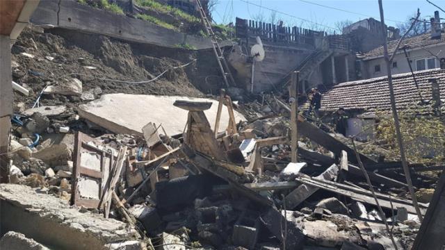 Heyelan yolu ikiye böldü, evlere zarar verdi Heyelan yolu ikiye böldü, evlere zarar verdi