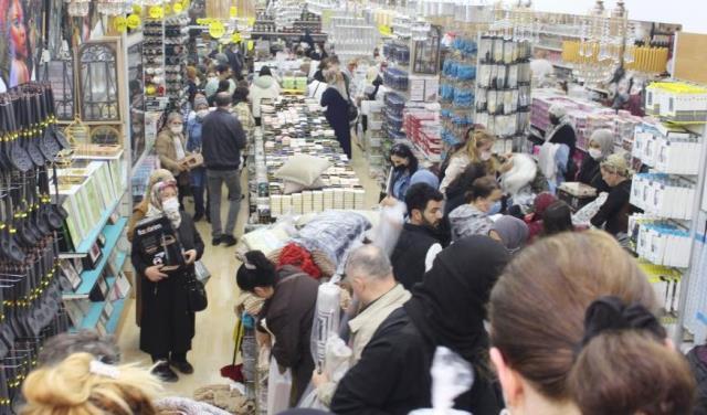 İndirimli halı izdihamı! Fiyatının 50 lira olduğunu duyan mağazaya koştu