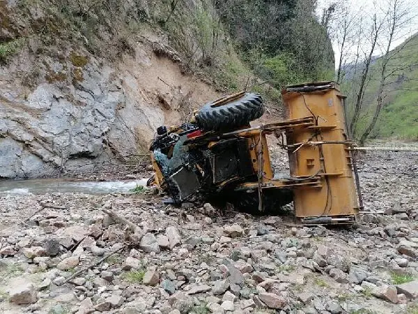 İş makinesi 50 metreden yuvarlandı, operatör öldü İş makinesi 50 metreden yuvarlandı, operatör öldü