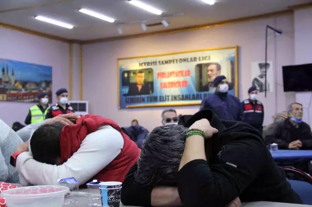 İzmir'in 'Kolpaçino' kumarhanesine baskın...Jandarmayı gören masanın altına saklandı