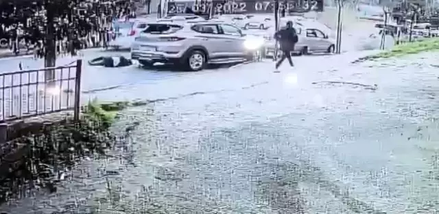 Taksinin yayaya çarparak öldürdüğü anların feci görüntüleri ortaya çıktı