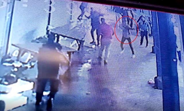 Karpuzun fiyatını yüksek buldu, indirim talebi kabul görmeyince pompalı tüfekle pazara daldı Karpuzun fiyatını yüksek buldu, indirim talebi kabul görmeyince pompalı tüfekle pazara daldı