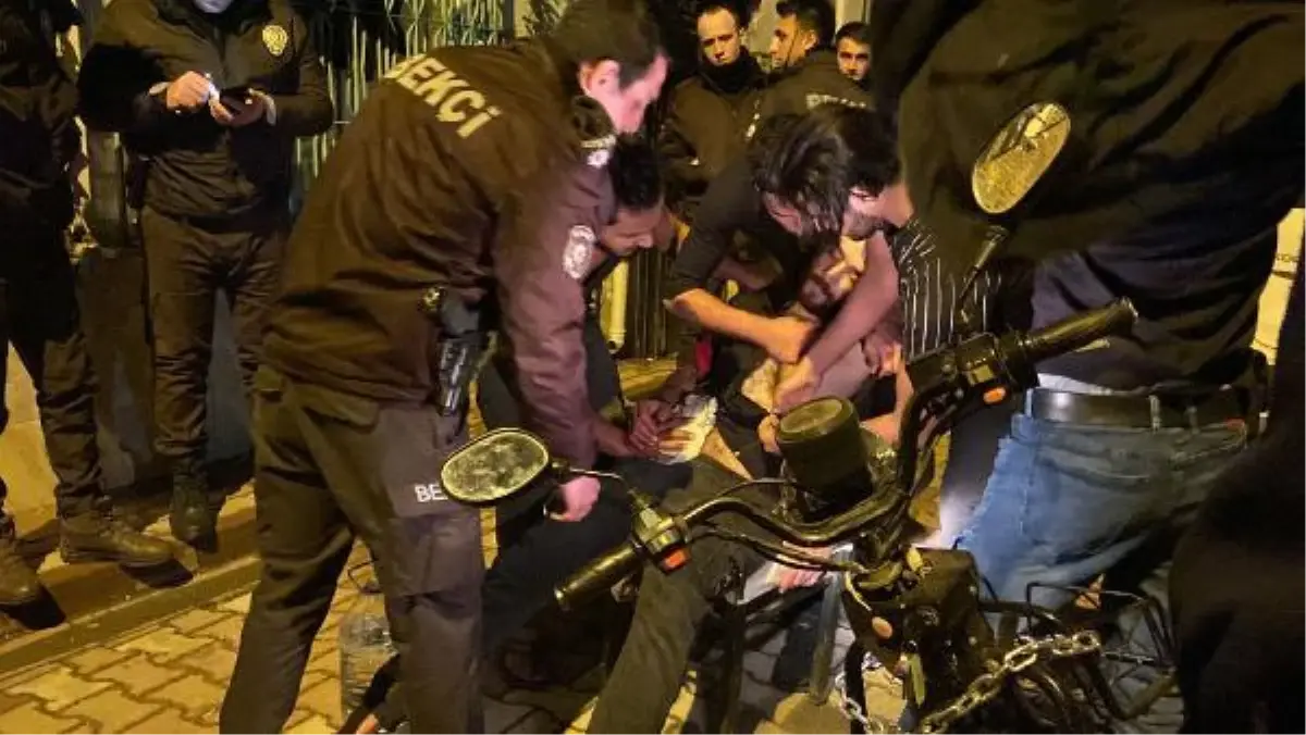 Kavga ettiği kişiyi sokak ortasında karnından bıçaklayan şahıs polislere tepki gösterdi: Beni öldürüyorlardı, kendimi korudum