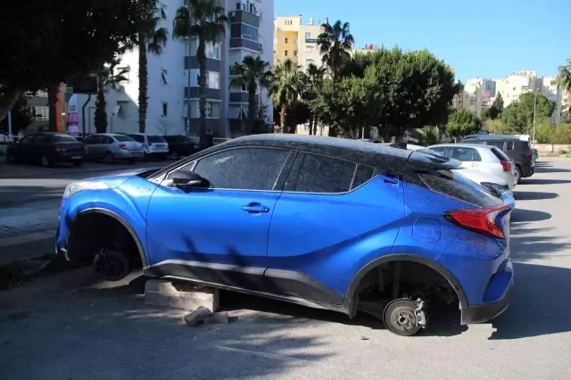 Lüks aracın 4 lastiğini çalıp, kaldırım taşı üzerinde bıraktılar