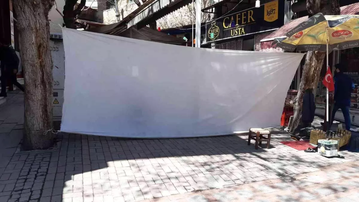 Esnaflar oruç tutanlara saygı için caddenin önünü beyaz örtüyle kapattı