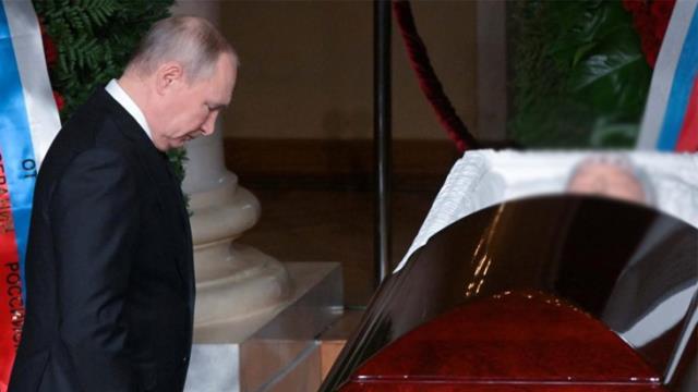 Putin, İstanbul'a atom bombası atmak isteyen vekilin cenazesine nükleer savaşı başlatacak olan çantasıyla gitti