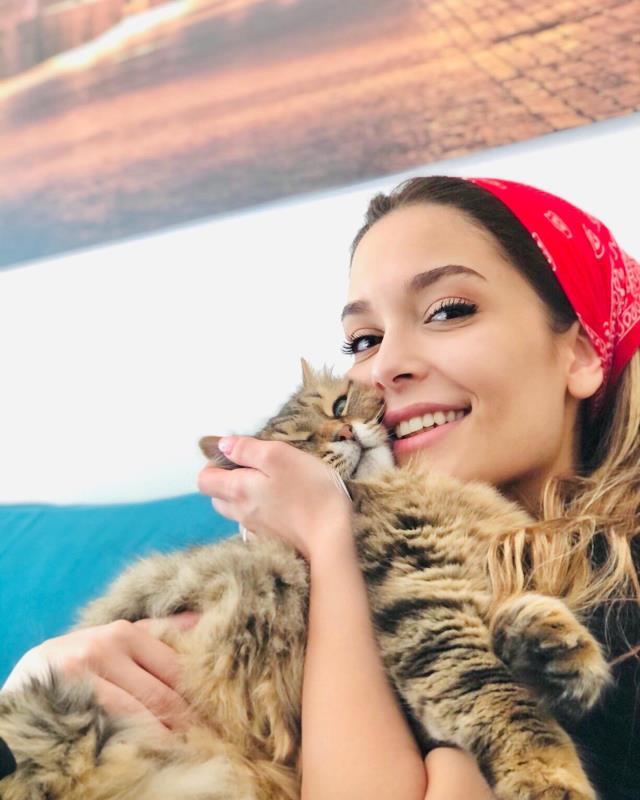 Rıza Kocaoğlu, yeni sevgilisiyle ilk kez Cihangir'de görüntülendi Rıza Kocaoğlu, yeni sevgilisiyle ilk kez Cihangir'de görüntülendi