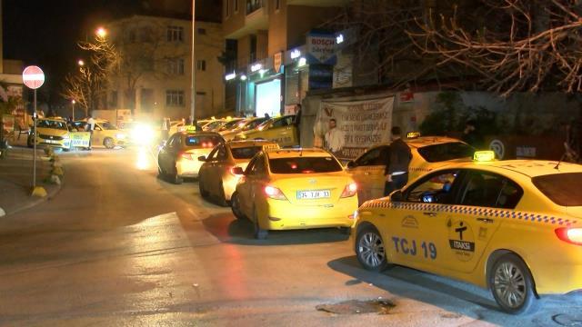 Taksi sürücülerinin tarife güncellemek için oluşturduğu kuyruk gece de sürüyor