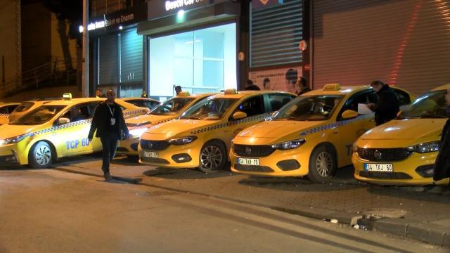 Taksi sürücülerinin tarife güncellemek için oluşturduğu kuyruk gece de sürüyor