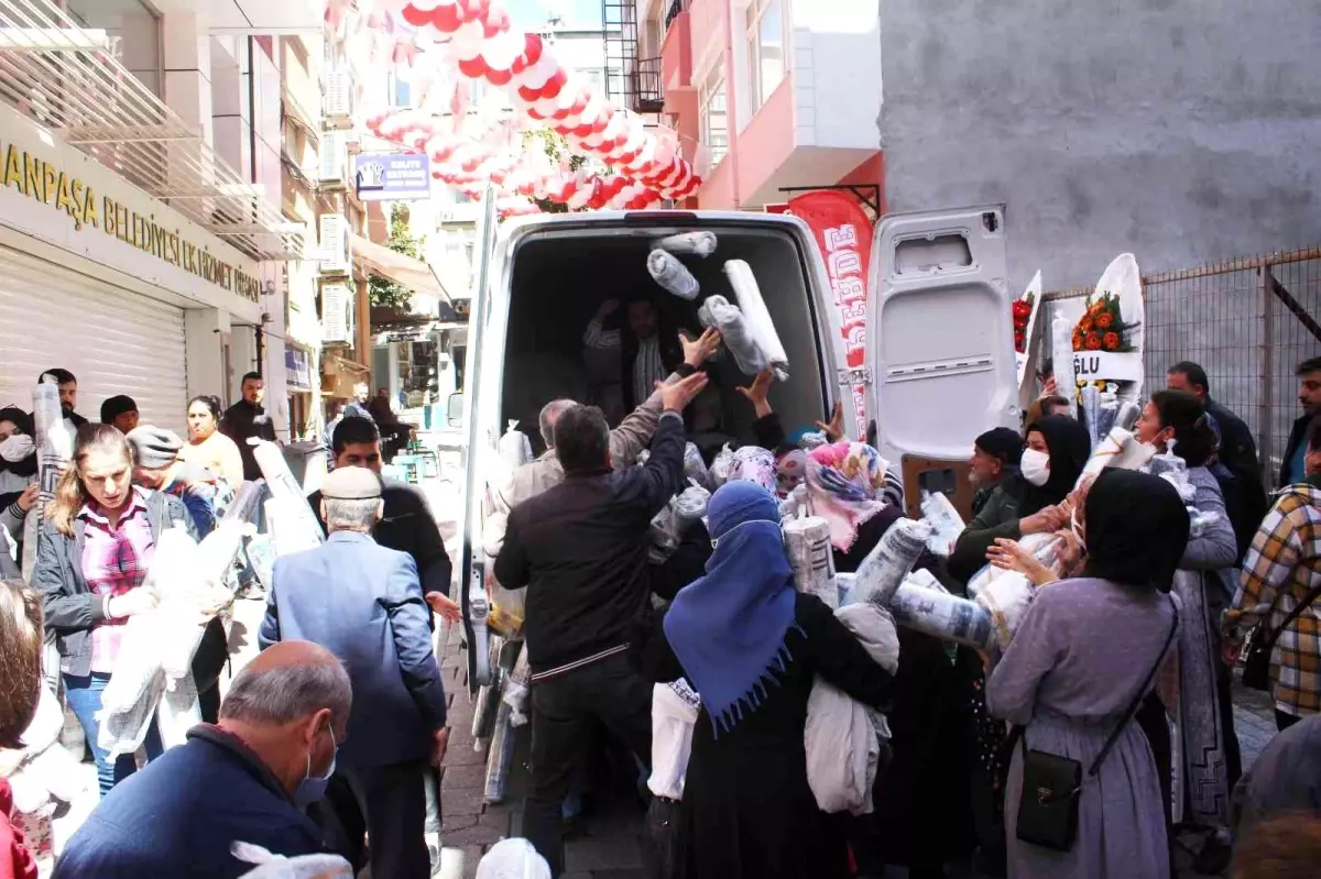 Kapanın elinde kaldı! Yüzde elli indirimi duyan koştu, izdiham yaşandı