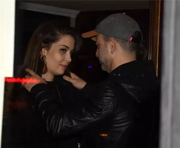 Rıza Kocaoğlu, yeni sevgilisiyle ilk kez Cihangir'de görüntülendi Rıza Kocaoğlu, yeni sevgilisiyle ilk kez Cihangir'de görüntülendi