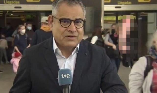 Dev televizyon kanalında inanılmaz talihsizlik! Spikerin arkasındaki detayı fark eden milyonlarca seyirci dondu kaldı