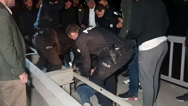 Kız arkadaşı ile tartışıp köprüye çıkan genç ekiplere zor anlar yaşattı Kız arkadaşı ile tartışıp köprüye çıkan genç ekiplere zor anlar yaşattı