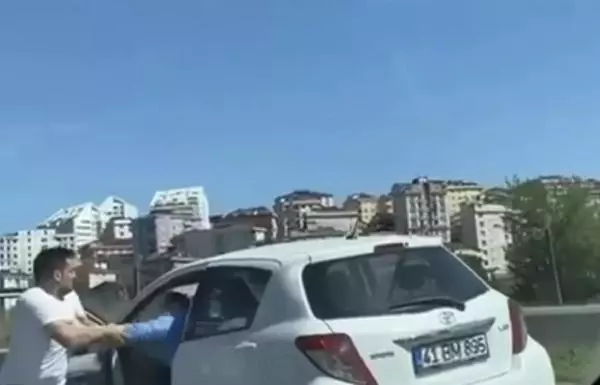 Trafikte iki sürücünün tekme tokat birbirlerine girdiği anlar kamerada