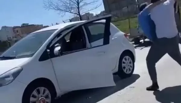 Trafikte iki sürücünün tekme tokat birbirlerine girdiği anlar kamerada