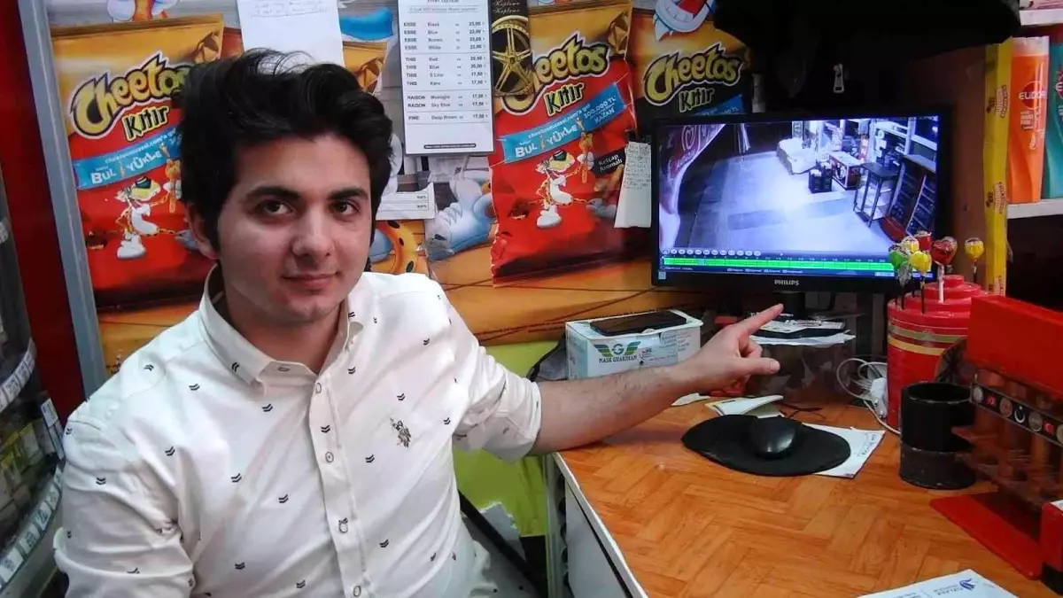 Sahur vaktinde bir kasa muz çalan hırsızın rahat tavırları pes dedirtti