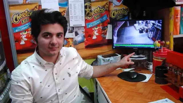 Sahur vaktinde bir kasa muz çalan hırsızın rahat tavırları pes dedirtti. Sahur vaktinde bir kasa muz çalan hırsızın rahat tavırları pes dedirtti.