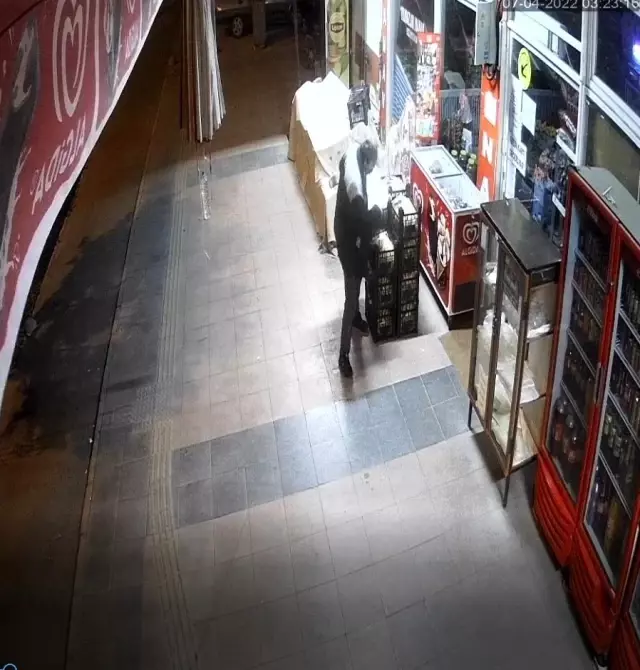 Sahur vaktinde bir kasa muz çalan hırsızın rahat tavırları pes dedirtti. Sahur vaktinde bir kasa muz çalan hırsızın rahat tavırları pes dedirtti.