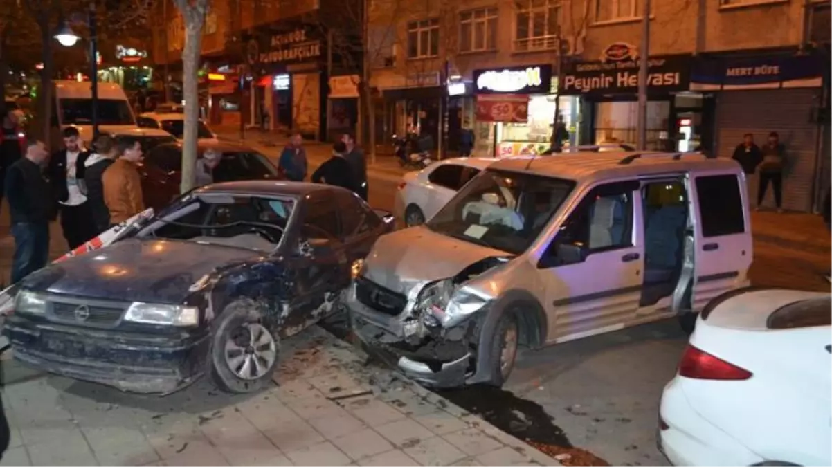 Alkollü sürücünün 4 araca çarparak durduğu anlar kamerada