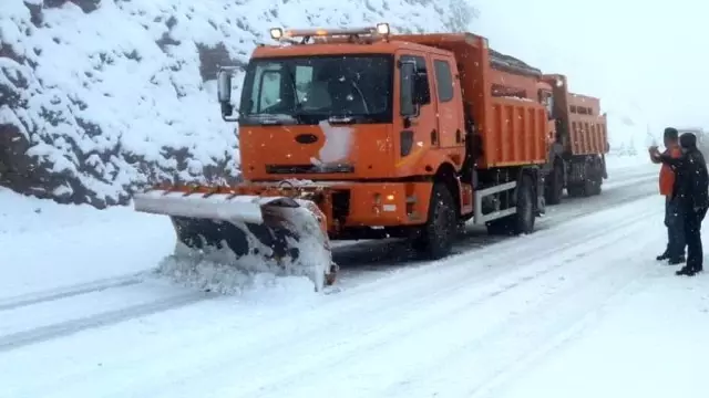 Antalya'ya nisan ayında kar sürprizi! Kalınlığı 15 santimetreyi buldu