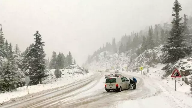 Antalya'ya nisan ayında kar sürprizi! Kalınlığı 15 santimetreyi buldu